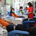 Imagen de voluntarios del Samur y Protección Civil donando sangre. FERNANDO VILLAR