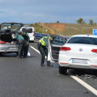 Los agentes de la Guardia Civil inspeccionan el lugar del siniestro. ARMANDO MEDINA