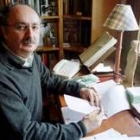 El poeta leonés Antonio Colinas trabajando en su casa de Salamanca