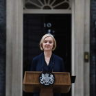 Liz Truss anuncia su dimisión ayer, en el 10 de Downing Street. ANDY RAIN