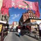 Los artesanos del mercado de las tres culturas se preparaban ayer ya para abrir hoy en el entorno de San Isidoro