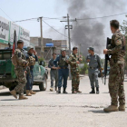 Militares afganos rodean los accesos a la zona del atentado, en Jalalabad.