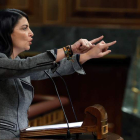 La diputada de Vox Macarena Olona ayer, en la sesión de control al Gobierno en el Congreso. JAVIER LIZÓN