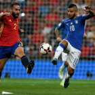 Carvajal e Insigne pugnan por un balón en el partido España-Italia de clasificación para el Mundial de Rusia.