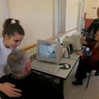 Especialistas en la enfermedad de Alzhéimer trabajan con dos ancianos en el centro leonés