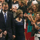 Los reyes, Felipe y Letizia a su llegada a la ceremonia de entrega de los Premios Príncipe de Asturias 2014; junto a la reina, su madre entre el público