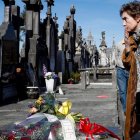 La viuda de Fernando Múgica, Mapi de las Heras, durante el homenaje al dirigente socialista. J. ETXEZARRETA