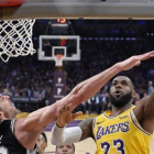 Pau Gasol intenta frenar a LeBron James en el Lakers-Spurs del pasdo mes de octubre.