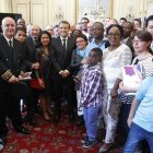Emmanuel Macron (c), junto a varias personas que recibieron la ciudadanía francesa. MICHEL EULER