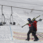 Las rachas de viento no impidieron la llegada de esquiadores. J.. F. SALVADORES