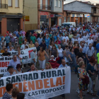 Imagen de la multitudinaria manifestación en defensa de la Sanidad Rural que tuvo lugar ayer por la tarde en Valderas. MEDINA
