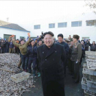 El líder de Corea del Norte, Kim Jong Un visita un centro de pesca del Ejército Popular de Corea.