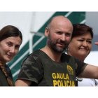 María Concepción Marlaska y Ángel Sánchez Fernández, ayer en el aeropuerto militar de Catam en Bogotá.