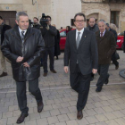 El 'president' Artur Mas junto al delegado de la Generalitat en las Terres de l'Ebre, Xavier Pallares, durante la visita a la poblacion.