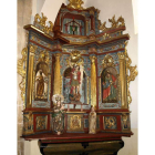 El retablo lateral de la iglesia, recién restaurado, con sus tallas destacadas.