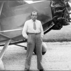 Antoine de Saint-Exupéry posa junto su avión, en una imagen de archivo.