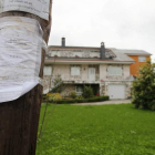La esquela del fallecido, ante la vivienda en la que ocurrieron los hechos.