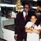 Barack Obama junto a su padre en el aeropuerto de Honolulu, Hawái, en 1971.