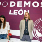 El secretario general de Podemos en Castilla y León y portavoz en las Cortes, Pablo Fernández, con la concejala María Hernández