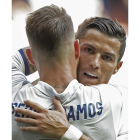 Sergio Ramos celebra con Cristiano Ronaldo el gol anotado ante el Osasuna, el tercero. EMILIO NARANJO