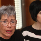 Jutta Nisar y Diana Rodríguez, de la Asociación de Mujeres Progresistas Bercianas, ayer. L. DE LA MATA