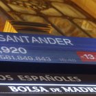Una pantalla de la bolsa de Madrid muestra información del Banco Santander.