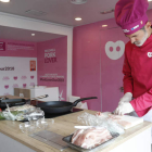 Un chef preparó en el autobús itinerante varias recetas con carne de cerdo. JESÚS F. SALVADORES