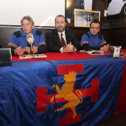 Ovalle, Domínguez y Manuel Santos, ayer en Ponferrada.