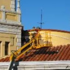 Operarios de Fenosa colocan proyectores de luz en el tejado consistorial