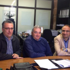 Representantes de Ambi junto al portavoz del PSOE. DL
