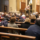 Feligreses en una iglesia.