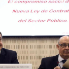 El ministro Cristobal Montoro  junto al expresidente del Gobierno Jose Luis Rodriguez Zapatero en una jornada sobre la Ley de Contratos.