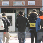 Un grupo de alumnos entran por la mañana a sus clases en un instituto leonés en una imagen de archivo.