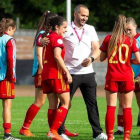 El seleccionador español de la sub-19 femenina Pedro López felicita a sus jugadoras tras la victoria frente a Bélgica.