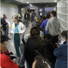 Los pacientes se agolpaban en Urgencias, a última hora de la tarde de ayer.