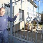 Uno de los vecinos descontentos junto al cementerio, del que dice está en malas condiciones.