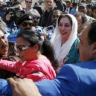 Benazir Bhutto rodeada de una multitud de seguidores a su llegada