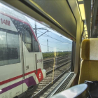 Momento del adelantamiento del AVE por parte de un Cercanías, el 22 de enero, en el trayecto inaugural de la línea Madrid-Castellón.