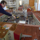 Luis García, junto a la maqueta del Encuentro. JAVIER FERNÁNDEZ ZARDÓN