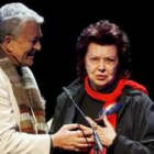 El actor Paco Valladares entrega el premio «Toda una vida» a María Asquerino