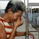 Una mujer llora a las víctimas del secuestro del martes
