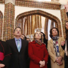 Ana Pastor atiende las explicaciones sobre la obra de Gaudí en Astorga