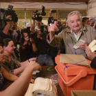 El presidente saliente, José Mujica, deposita su voto en Montevideo.
