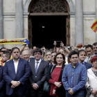 El presidente catalán, Carles Puigdemont, y la alcadesa de Barcelona, Ada Colau, encabezaron ayer una concentración. ALBERTO ESTÉVEZ