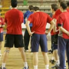 Jordi Ribera, en el centro de la cancha, da instrucciones a sus jugadores durante un entrenamiento