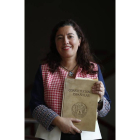 Esther Seijas Villadangos, con un ejemplar de estudio de las constituciones españolas. JESÚS F. SALVADORES
