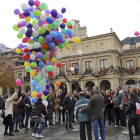 Imagen de la suelta de globos, ayer, en la plaza de San Marcelo. F. OTERO PERANDONES