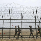 Soldados surcoreanos vigilian la zona militarizada DMZ en la frontera con Corea del Norte.