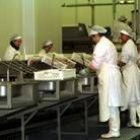 Mujeres trabajando en cadena en una empresa de congelados