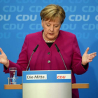 Angela Merkel durante el inesperado anuncio que hizo ayer en Berlín. OMER MESSINGER